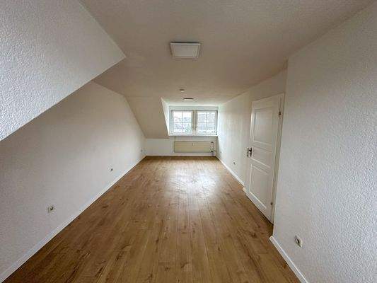 Wohnzimmer mit Dachschräge