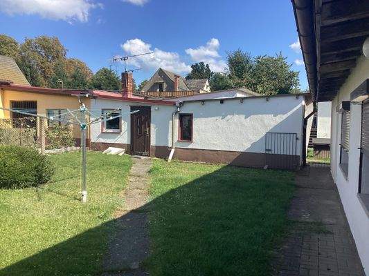 Nebengelass und Garage