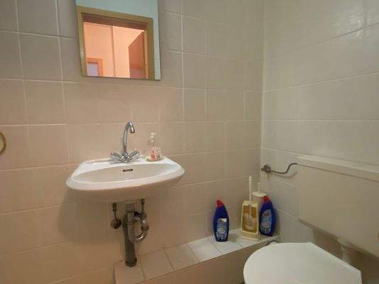 51) Eine von zwei Toiletten im Souterrain 