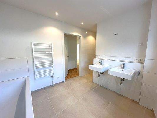 Tageslicht-Vollbad  mit doppelten Waschtisch.jpg