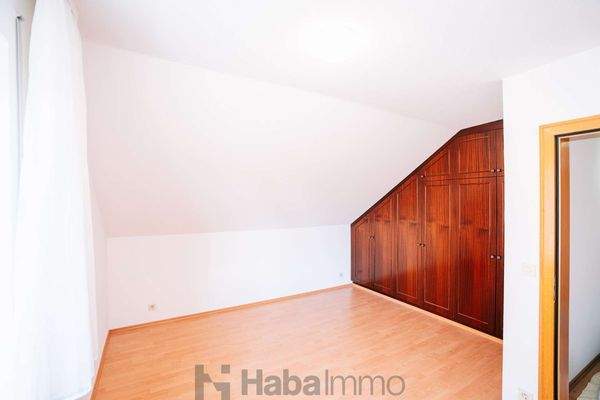 Schlafzimmer mit Einbauschrank