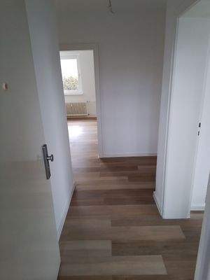 Heller Flur mit Holzboden