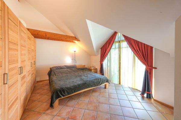behagliches Elternschlafzimmer im Dachgeschoss