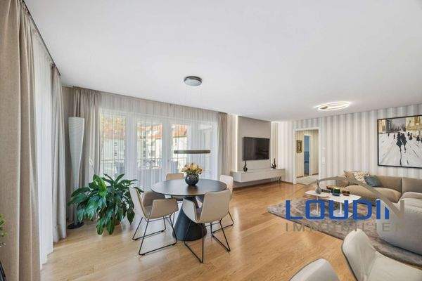 Wohn/Esszimmer mit Zugang zum Balkon