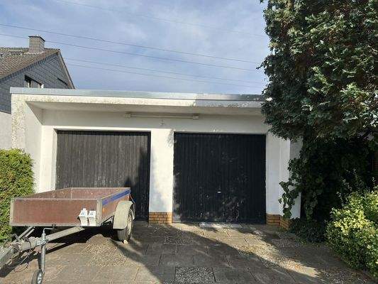 Doppelgarage links vom Haus