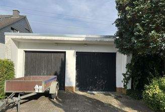 Doppelgarage links vom Haus