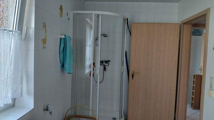 2. Badezimmer mit Dusche und Wanne