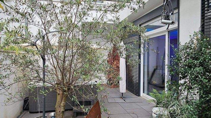 Kleine Terrasse und Zugang zur eigenen Hauseingang