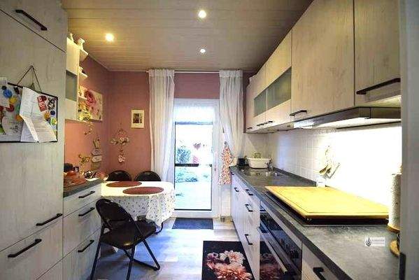 Einbauküche mit elektrischen Geräten