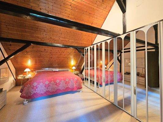 Großzügiges Schlafzimmer