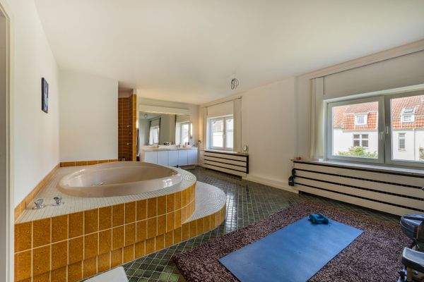 Großes Badezimmer mit runder Badewanne