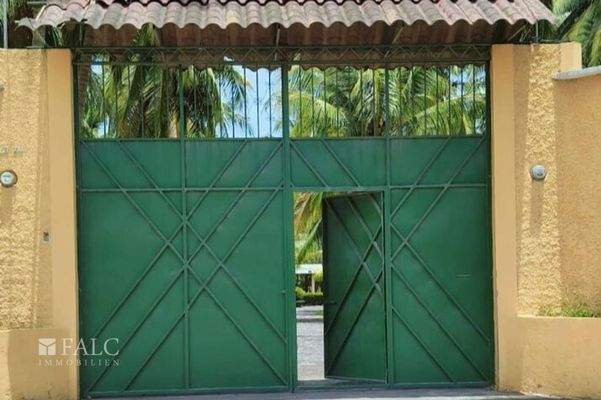 Einfahrt mit Doppeltor