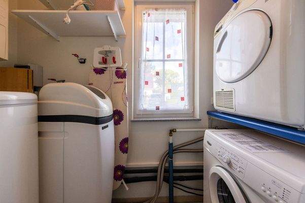 Hauswirtschaftsraum mit nachhaltiger Heiztechnik, 