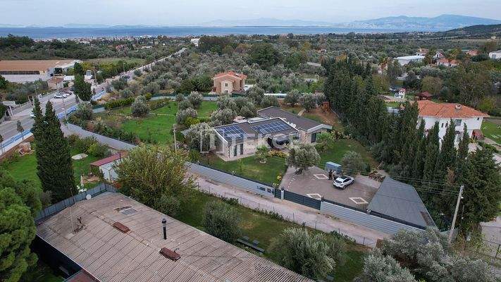 Villa with Pool on Large Plot Near the Coast in İzmir Güzelbahçe