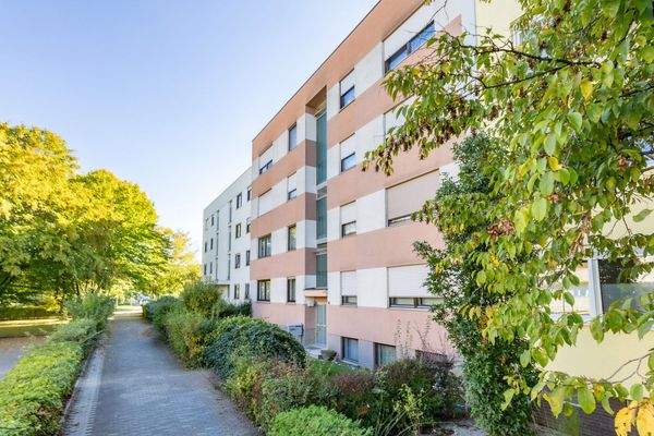 Vordere Hausansicht mit Zugangsbereich