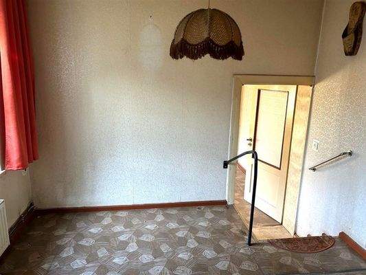 Zimmer EG mit Blick zum Nebengebäude