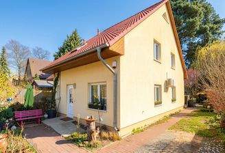 FAMILIENIDYLLE VOR DEN TOREN BERLINS