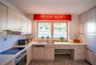 Die Küche bietet viel Platz.