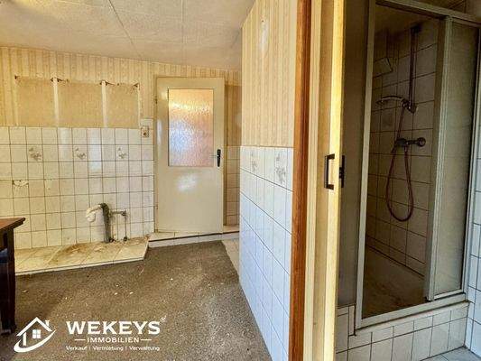 Heizungsraum mit Zugang zur Dusche, Bad und Abstellkammer