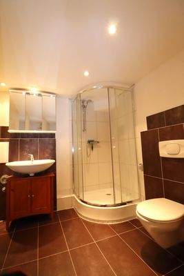 Souterrainwohnung- Badezimmer mit Dusche 