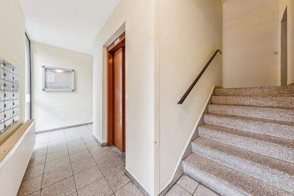 Treppenhaus mit Aufzug