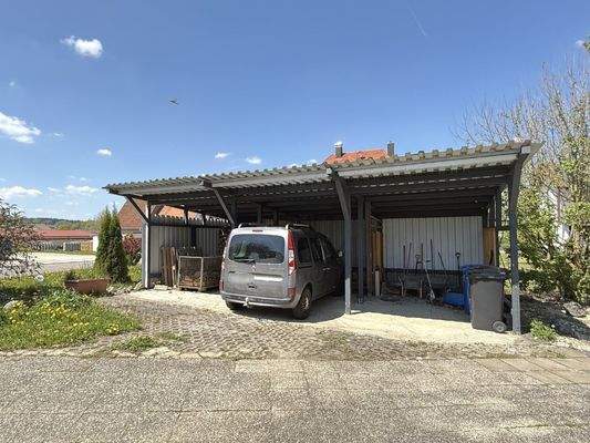 Geräumiger Carport