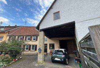 Vorderansicht Haus mit Nebengebäude