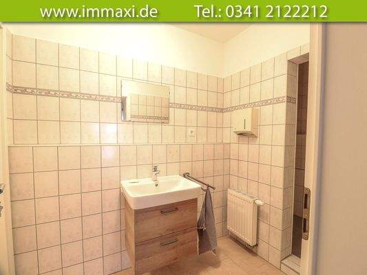 Bad-mit-Dusche-und-Toiletten