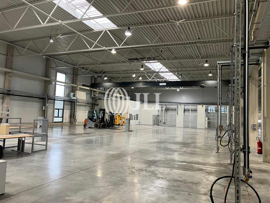 Produktionsfläche unter Kran