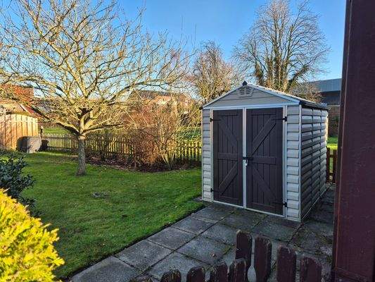 Geräterhäuschen u. Garten