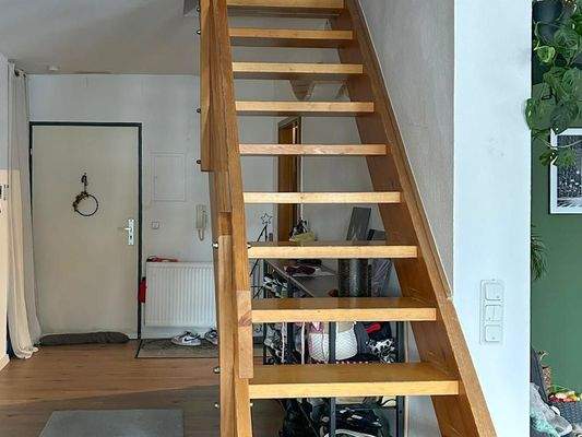 Eingangsbereich und Treppe Maisonette-Wohnung