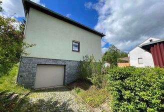 Straßenansicht - Einfahrt Garage