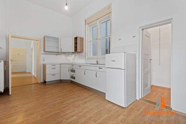 Blick in die Küche mit allen nötigen Elektrogeräten