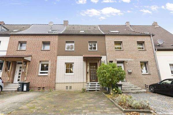 Haus von Vorne mit Stellplatz 