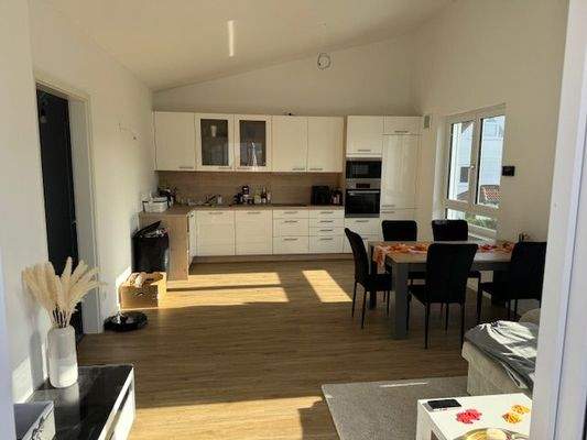 Blick zum Ess- und Küchenbereich