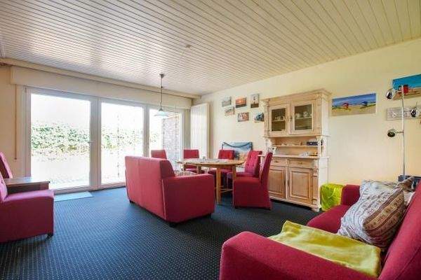 Wohnraum mit Zugang zur Loggia und Terrasse