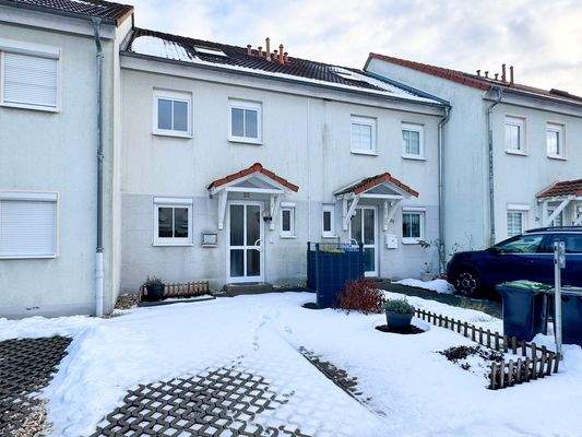 Hauseingang mit Stellplatz