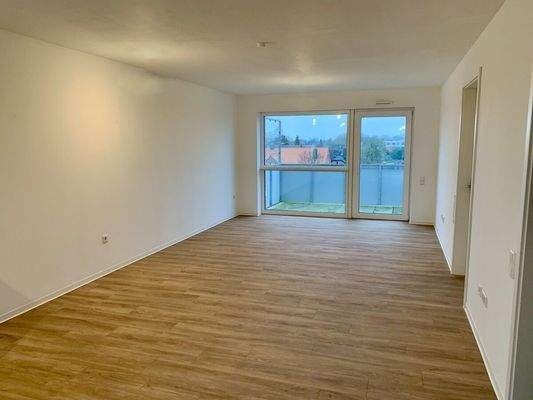 12. Whg 22, 3-Zimmer-Whg, Wohnzimmer mit Balkonzugang