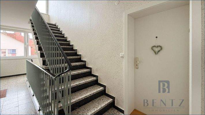 Treppenhaus und Eingangstür