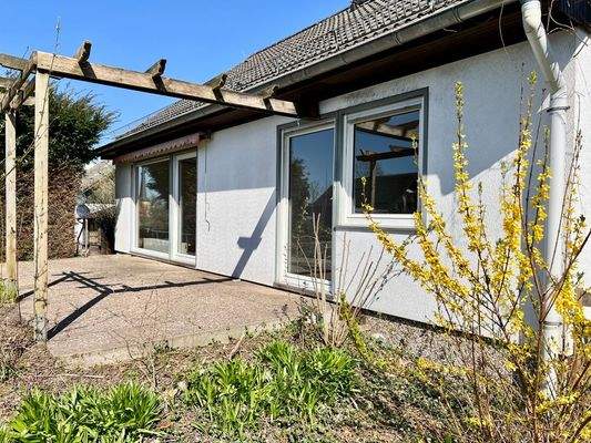 Hausansicht mit Terrasse