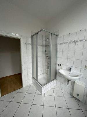 gräumiges Bad mit Dusche und Wanne