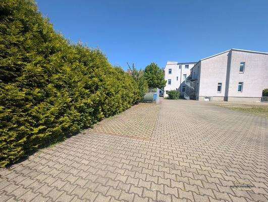 Parkplätze hinter dem Haus