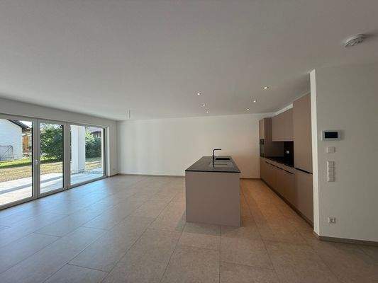 Moderne Küche mit Gartenblick