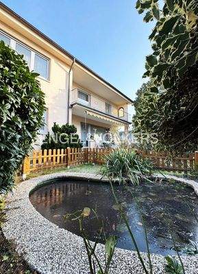 Westansicht Terrasse und Teich