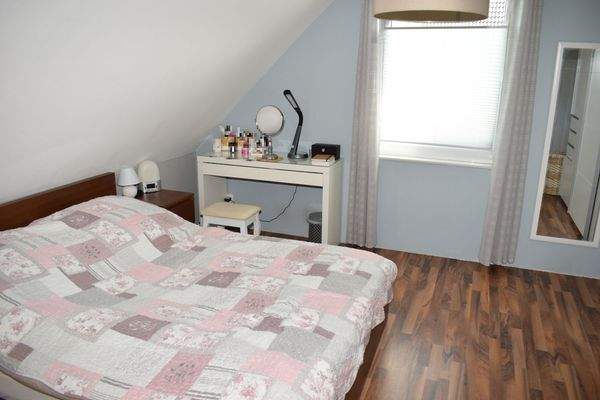 8990WI-13 Zimmer 1 Dachgeschoss