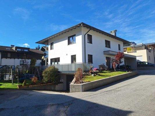 Außenansicht mit Zufahrt Süd Kellergeschoßräume