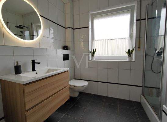 Badezimmer (mit KI neu eingerichtet)