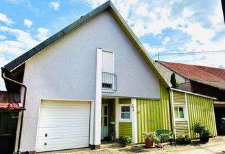 Ansicht mit Hauseingang und Garage