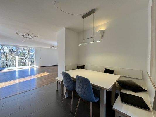 Offener Küchenbereich mit Sitzecke