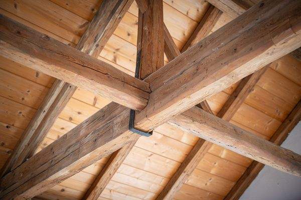 Detail Dachstuhl mit Holzdecke